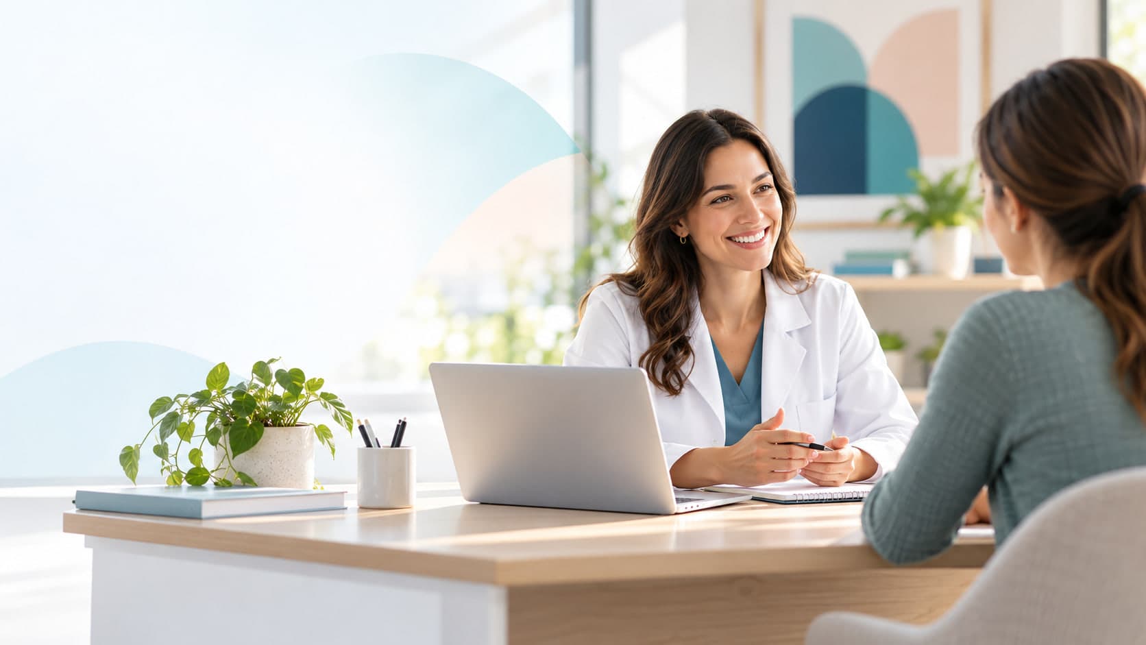 Una nutricionista sonríe mientras conversa con su paciente en un consultorio luminoso